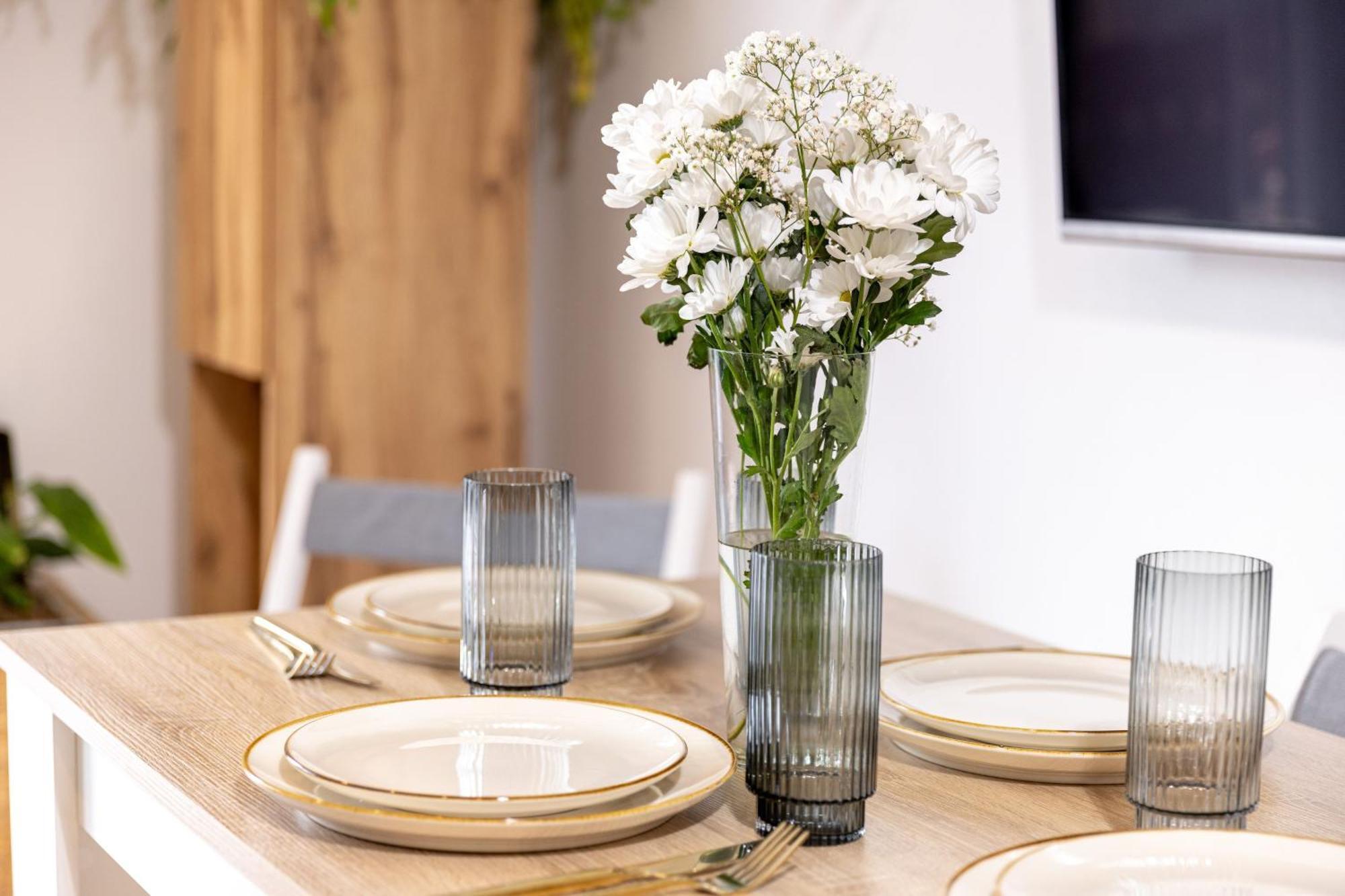 Schoenes, Modernes Apartment Mit Zwei Schlafzimmern - Zentral Mit Balkon Fuer 6 Personen Montabaur Luaran gambar